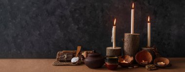 Spa sağlığı sıfır atık konsepti, doğal ahşap mum tutacakları, hindistan cevizi kabukları, soyulmuş kumtaşı kahve fırçası, deniz tuzu, çevre dostu ahşap tarak. Temiz cilt bakım ürünleri rahatlama masaj seti