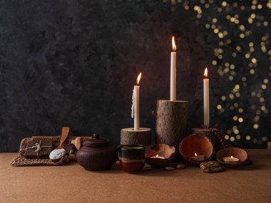 Spa sağlığı sıfır atık konsepti, doğal ahşap mum tutacakları, hindistan cevizi kabukları, soyulmuş kumtaşı kahve tuzu fırçası, çevre dostu ahşap tarak. Temiz cilt bakım ürünü rahatlama masaj kartı.