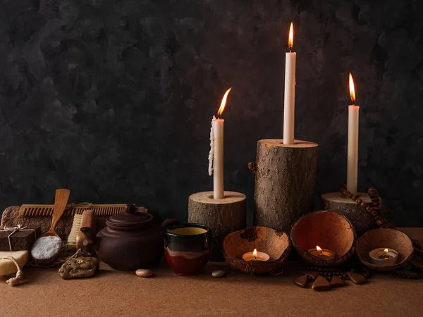 Spa sağlığı sıfır atık konsepti, doğal ahşap mum tutacakları, hindistan cevizi kabukları, soyulmuş kumtaşı kahve tuzu fırçası, çevre dostu ahşap tarak. Temiz cilt bakım ürünü rahatlama masaj kartı.