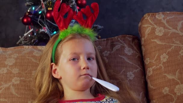 Bambino Malato Triste Con Termometro Bocca Capodanno Carina Bambina Festive — Video Stock