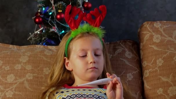 Traurig Krankes Kind Mit Thermometer Mund Der Silvesternacht Das Süße — Stockvideo