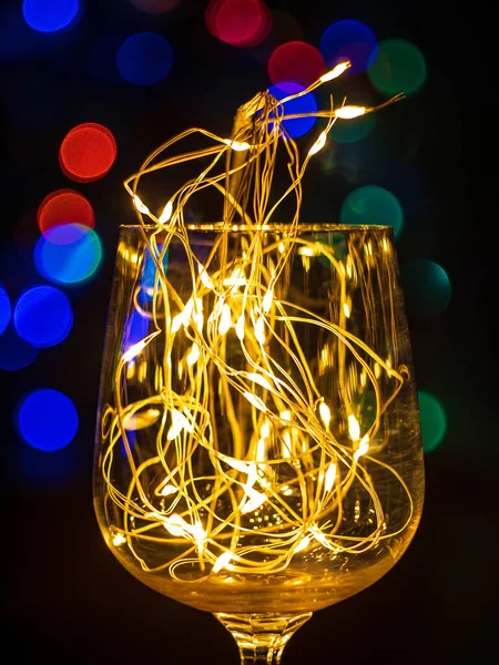 Copas Vino Cristal Con Guirnalda Brillante Dorado Mesa Navidad Bokeh —  Fotos de Stock