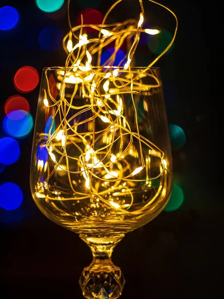 Copas Vino Cristal Con Guirnalda Brillante Dorado Mesa Navidad Bokeh —  Fotos de Stock