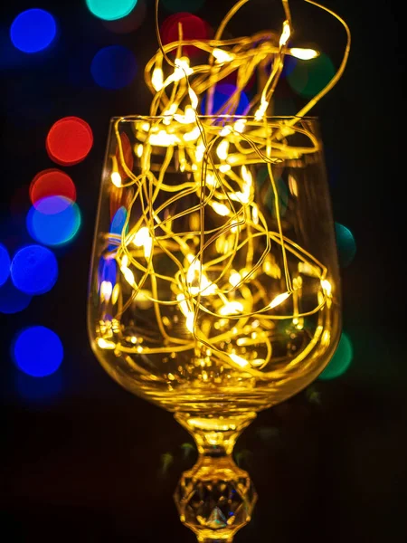 Verres Vin Cristal Avec Guirlande Dorée Sur Fond Clair Bokeh — Photo