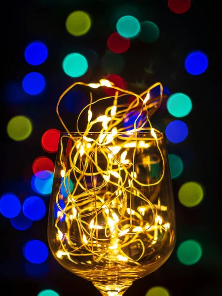 Copas Vino Cristal Con Guirnalda Brillante Dorado Mesa Navidad Bokeh —  Fotos de Stock
