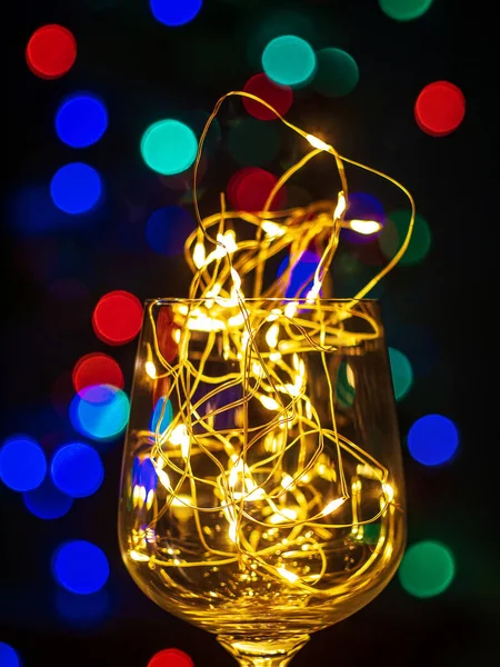 Copas Vino Cristal Con Guirnalda Brillante Dorado Mesa Navidad Bokeh —  Fotos de Stock