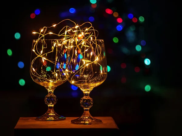 Copas Vino Cristal Con Guirnalda Brillante Dorado Mesa Navidad Bokeh —  Fotos de Stock