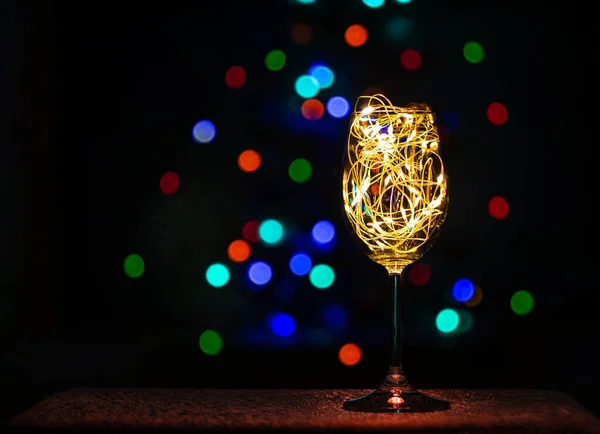 Copos Vinho Cristal Com Guirlanda Dourada Brilhante Mesa Natal Bokeh — Fotografia de Stock