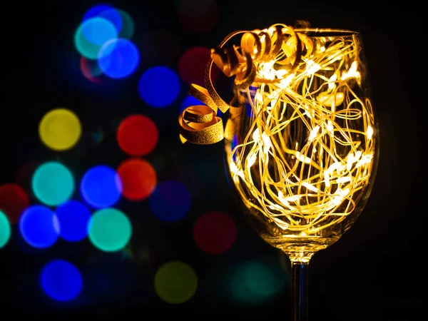 Copos Vinho Cristal Com Guirlanda Dourada Brilhante Mesa Natal Bokeh — Fotografia de Stock