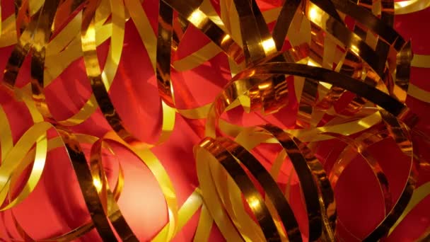 Ünnepi Piros Háttér Arany Csillogó Fényes Szalagok Textúra Izzó Dekoráció — Stock videók