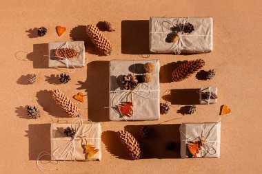 Noel 'i boşa harcamak, sert gölgelerle donatmak. El yapımı eko hediye, doğal yeni yıl jüt dekorasyonları üst manzara. Kraft kağıt ambalajı, plastik konsept olmadan. Portakal aromalı ağaç, kalp, koni