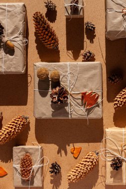 Noel 'i boşa harcamak, sert gölgelerle donatmak. El yapımı eko hediye, doğal yeni yıl jüt dekorasyonları üst manzara. Kraft kağıt ambalajı, plastik konsept olmadan. Portakal aromalı ağaç, kalp, koni