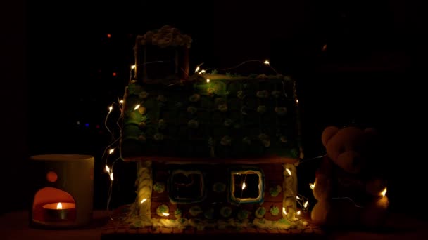 집에서 부드러운 향기등 복장을 촛불을 밝히며 크리스마스 트리보케 조명은 어두운 — 비디오