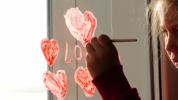 Niña Sostiene Pincel Mano Dibuja Corazón Rojo Cristal Ventana Día — Vídeo de stock