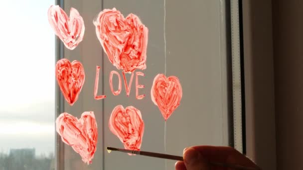 Tekening Rood Hart Liefde Teken Vensterglas Met Verf Valentijnsdag Wenskaart — Stockvideo