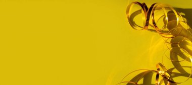 Şenlikli sarı arka plan. Parlak parlak kurdele desenli, ışıldayan web sitesi başlık pankartı. Tatiller, yeni yıl Noel partisi soyut ışıltılı tebrik kartı şablonu.