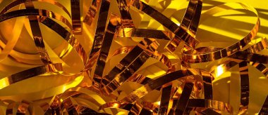 Şenlikli sarı arka plan. Parlak parlak kurdele desenli, ışıldayan web sitesi başlık pankartı. Tatiller, yeni yıl Noel partisi soyut ışıltılı tebrik kartı şablonu.