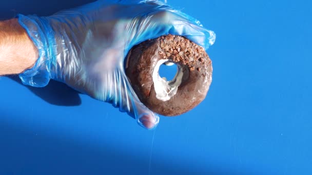 Mão Masculina Segurando Donut Com Creme Doutor Urologista Luvas Médicas — Vídeo de Stock