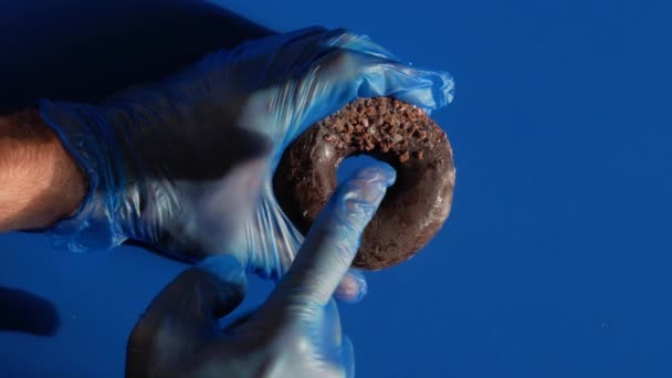 Mão Masculina Segurando Donut Com Creme Doutor Urologista Luvas Médicas — Vídeo de Stock