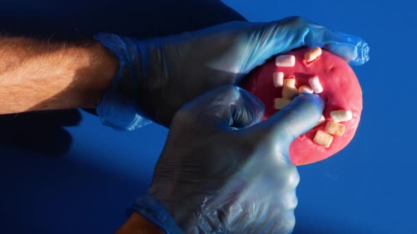 Mão Masculina Segurando Donut Com Creme Doutor Urologista Luvas Médicas — Vídeo de Stock