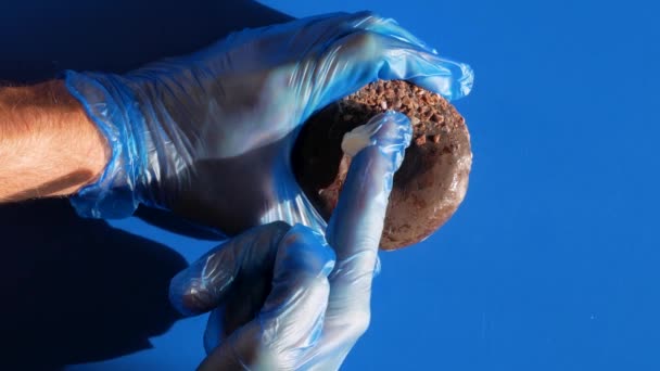 Donut Mano Maschile Con Crema Medico Urologo Guanti Medici Che — Video Stock