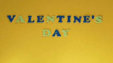 Sevgililer Günü Parıltısı, pastel sarısı arka plan kalp konfetisi, yaratıcı düz konsept minimumu. 4K tebrik kartı üst görünüm sosyal medya satış afişi tasarımı. Parlak vebrant renkler.