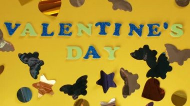 Sevgililer Günü simleri, pastel sarısı arkaplanlı uçan konfetili metin, yaratıcı düz konsept minimumu. HD tebrik kartı üst görünüm sosyal medya satış afişi tasarımı. Parlak vebrant renkler.