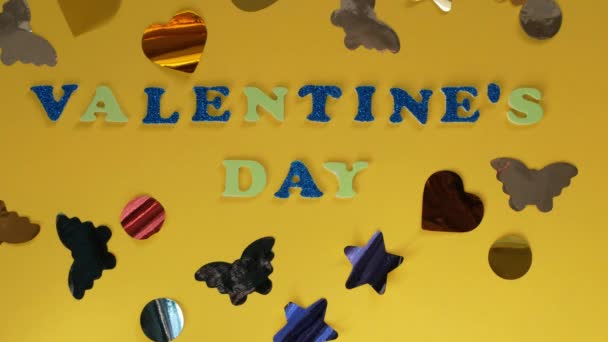 Valentinstag Liebe Glitzert Zeichen Text Auf Pastellgelbem Hintergrund Herzen Konfetti — Stockvideo