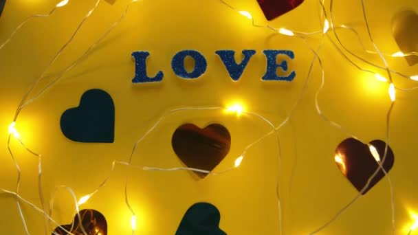 Valentijnsdag Liefde Glitter Teken Tekst Pastelgele Achtergrond Harten Confetti Creatieve — Stockvideo