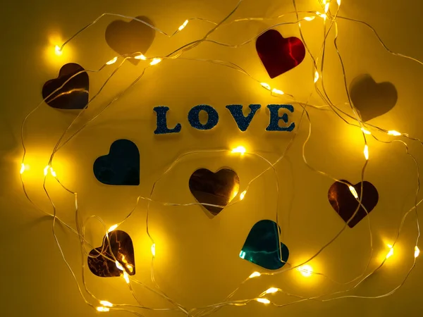 Walentynki Love Brokat Znak Tekst Pastelowym Żółtym Tle Serca Confetti — Zdjęcie stockowe