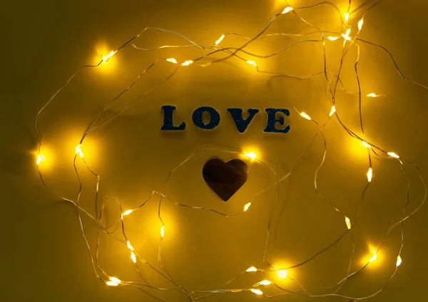 Walentynki Love Brokat Znak Tekst Pastelowym Żółtym Tle Serca Confetti — Zdjęcie stockowe