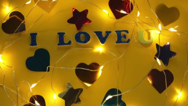 Walentynki Love Brokat Znak Tekst Pastelowym Żółtym Tle Serca Confetti — Wideo stockowe