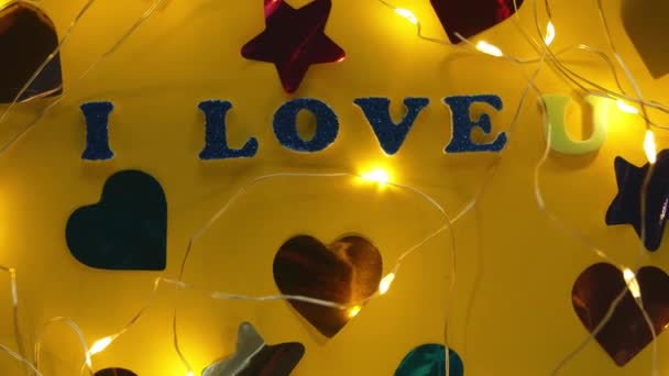 Sevgililer Günü Parıltısı Pastel Sarısı Arka Plan Kalp Konfetisi Yaratıcı — Stok video