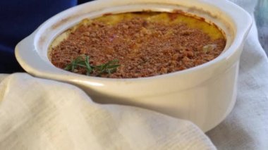 Peynirli makarna, peynirli makarna peynirli kremalı peynirli makarna Amerikan usulü ekmek kırıntılı. Ev yapımı kolay konforlu yemek tarifi. Erkek ellerinde sıcak güveç olan fırın tabağı 4K