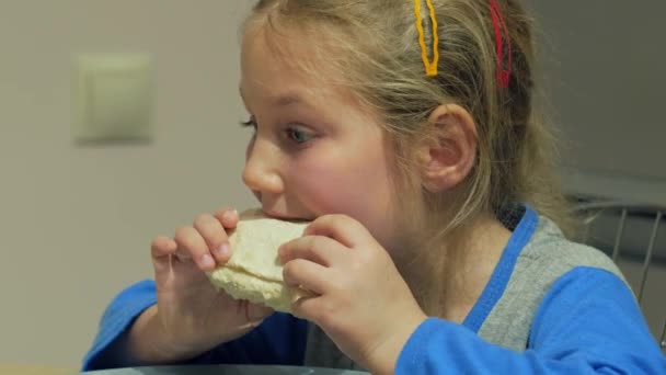 Puştiul Mănâncă Rola Subţire Brânză Bucătărie Copil Fericit Mănâncă Cină — Videoclip de stoc