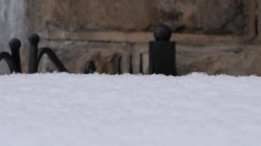 Şehrin arka sokaklarına yavaşça kar yağıyor. Soğuk kış havası. Kar günü. 4K binasında beyaz kar taneleri olan kar yağışı. Sakin sakin karlı şehir manzarası.