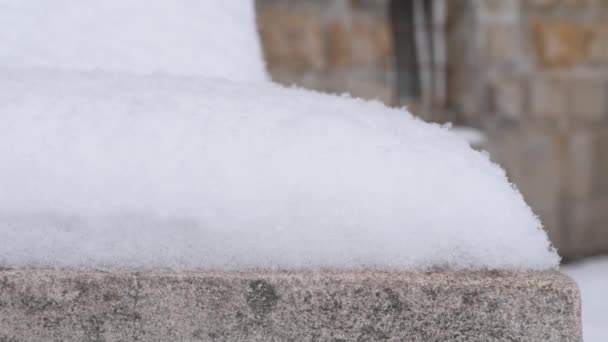 Langzaam Vallende Sneeuw Achtergrond Van Stad Koud Winterweer Achtergrond Snoeidag — Stockvideo