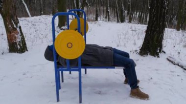 Atletik vücut geliştirme eğitimi kış günü halterleri kaldırıyor. Sakallı adam vücudunun üst kısımları üzerinde çalışarak güç egzersizleri yapıyor. Fitness, sağlık, sağlıklı spor yaşam tarzı. Ağırlık kaldırma ağırlık kaldırma