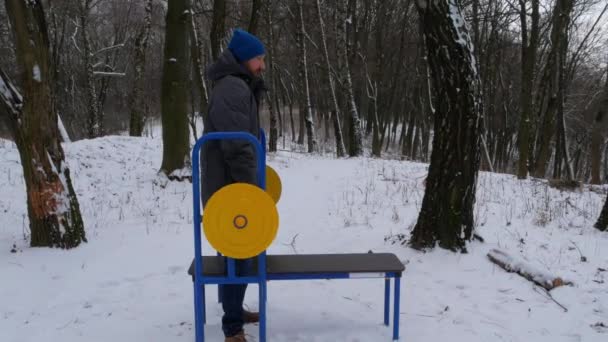 Sportowy Człowiek Kulturysta Szkolenia Podnoszenie Sztangi Zewnątrz Zimowy Dzień Gość — Wideo stockowe