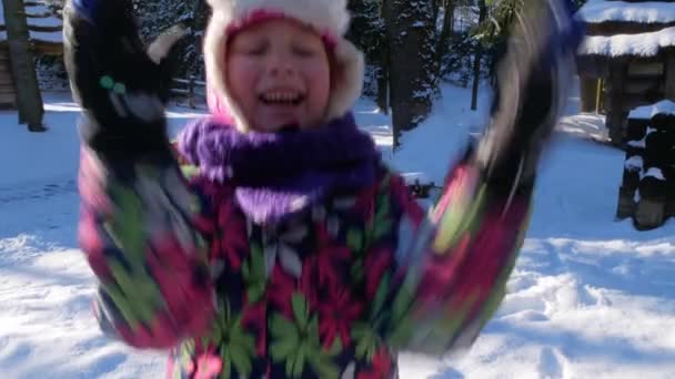 풍경에 가지고 귀여운아이 스키는 가족의 활동적 휴식을 방학이다 웃으며 눈덩이던지기 — 비디오