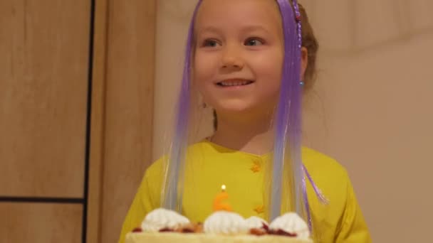 Draguta Fetita Fericita Parul Violet Rochie Galbena Sufland Lumanari Tort — Videoclip de stoc
