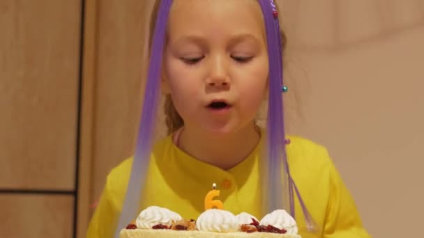 Мила Щаслива Маленька Дівчинка Фіолетовим Волоссям Жовтій Сукні Вибухає Свічки — стокове відео