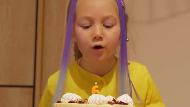 Linda Niña Feliz Con Pelo Morado Vestido Amarillo Soplando Velas — Vídeos de Stock