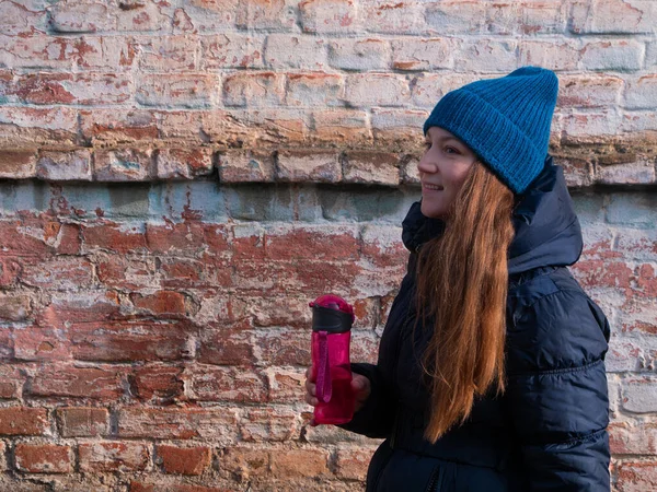 Fiatal Kezében Rózsaszín Újrahasznosítható Víz Italok Téglafalon Városi Háttér Csinos — Stock Fotó