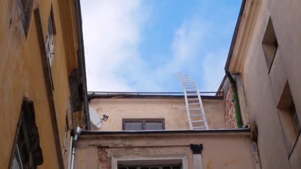 Échelle Sur Toit Maison Menant Ciel Bleu Vif Avec Des — Video