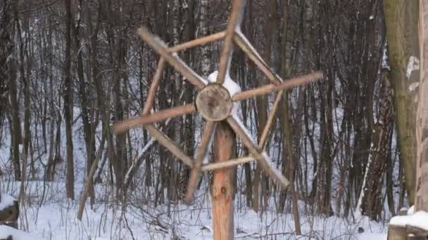 Träratt Vit Snö Skog Bakgrund Budhismen Symbol Sansara Hjul — Stockvideo