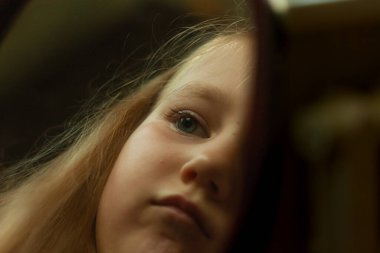 Mavi gözlü küçük sarışın kız aynaya bakıyor. Sevimli, ciddi, meraklı çocuk yansımada kendine hayran. Çocuklar gün ışığında pencerenin yanında portre çekiyorlar. Psikolojinin kişisel gelişimi