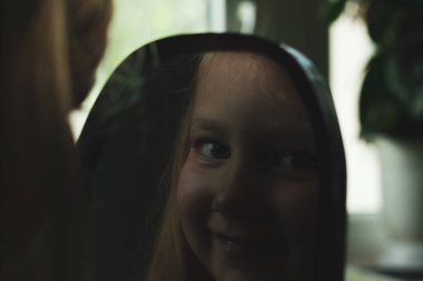 Mavi gözlü küçük sarışın kız aynaya bakıyor. Sevimli, ciddi, meraklı çocuk yansımada kendine hayran. Çocuklar gün ışığında pencerenin yanında portre çekiyorlar. Psikolojinin kişisel gelişimi