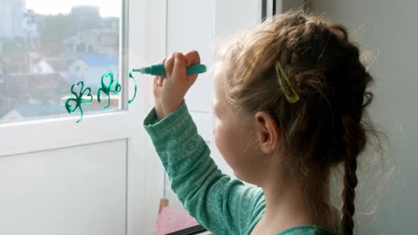 Zeichnen Patrick Day Child Malerei Grüne Dreiblättrige Shamrocks Drinnen Festliche — Stockvideo