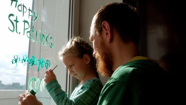 Dibujo Día San Patricio Padre Con Hija Pintando Tréboles Verdes — Vídeos de Stock
